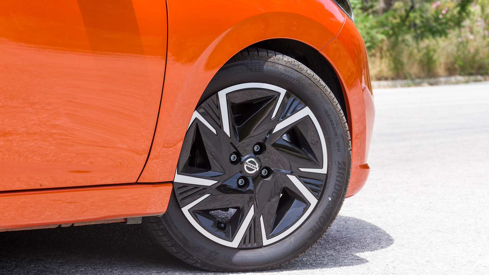 Αξιοσημείωτο είναι και το γεγονός ότι οι ατσάλινες ζάντες κρύβονται πίσω από τα πλαστικά καλύμματα που θα μπερδέψουν ακόμα και τους πιο έμπειρους. Το 